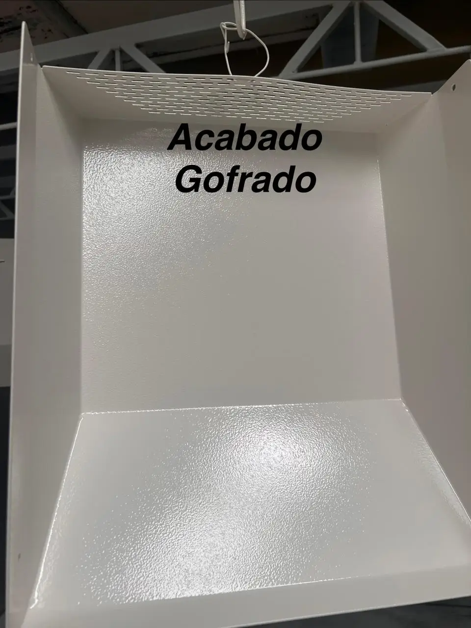 Acabado gofrado de pintura electrostática en gabinete metálico