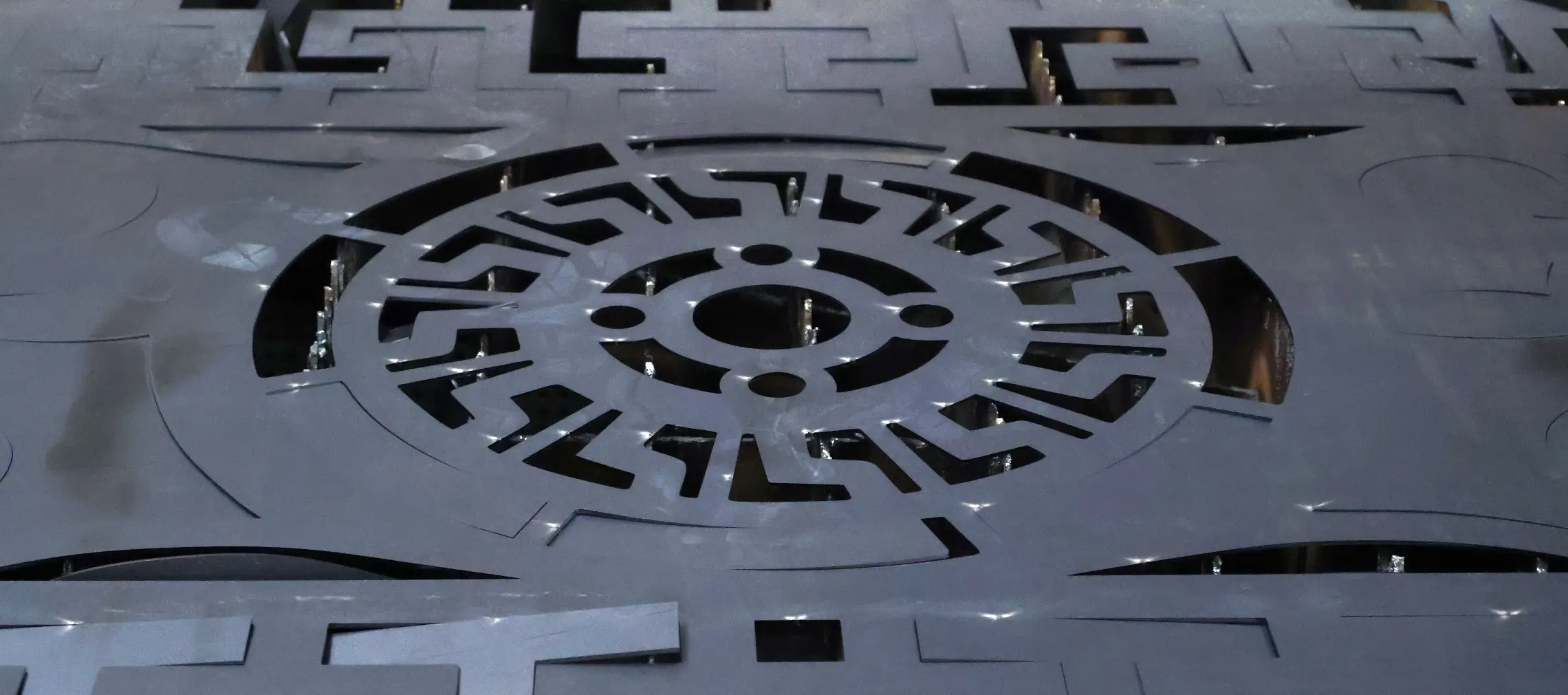 Corte láser CNC de diseño ornamental circular en lámina metálica