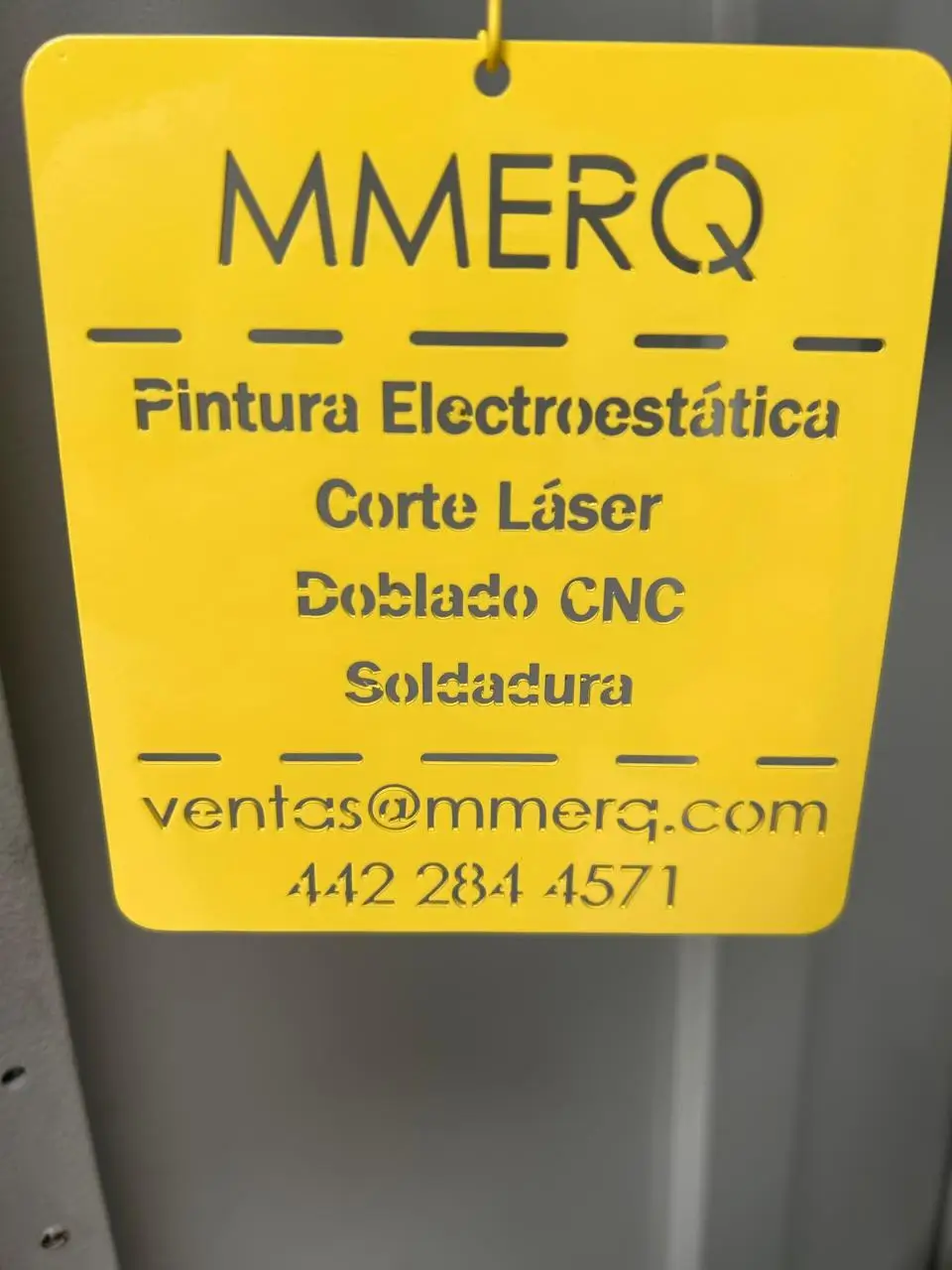 Placa MMERQ cortada en láser con pintura amarilla