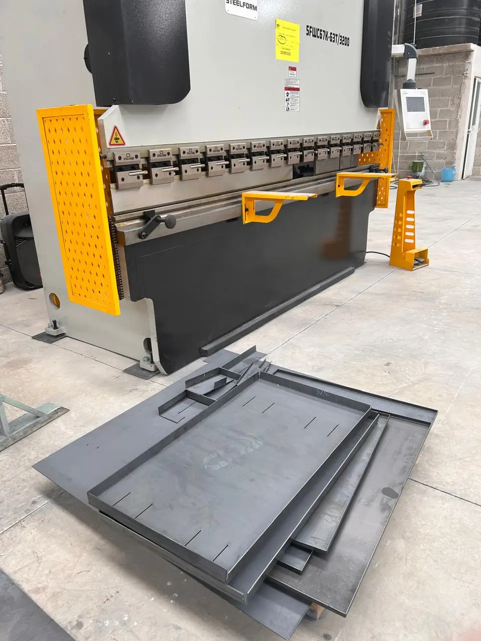Dobladora CNC de alta precisión en planta MMERQ