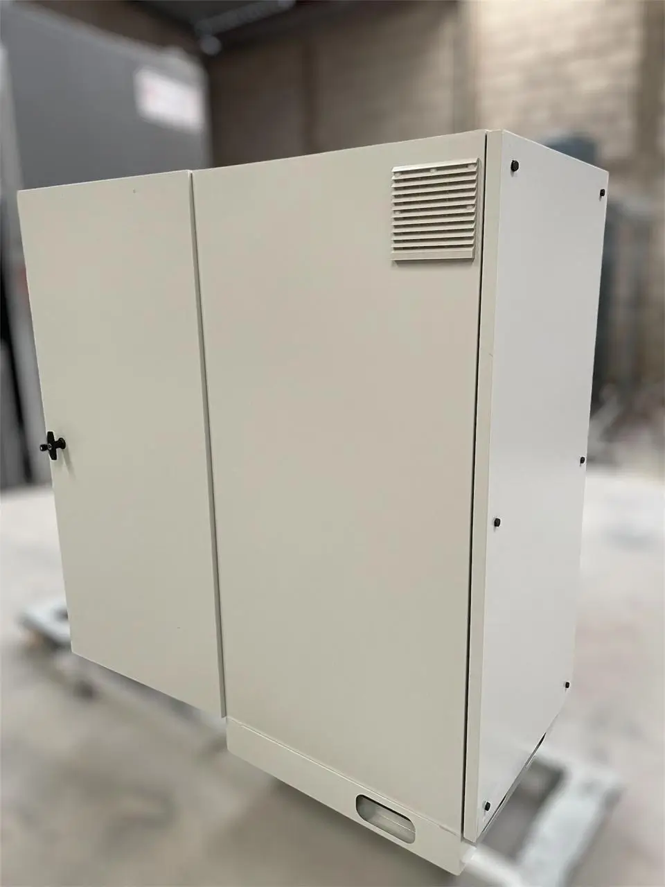 Gabinete metálico industrial fabricado a la medida