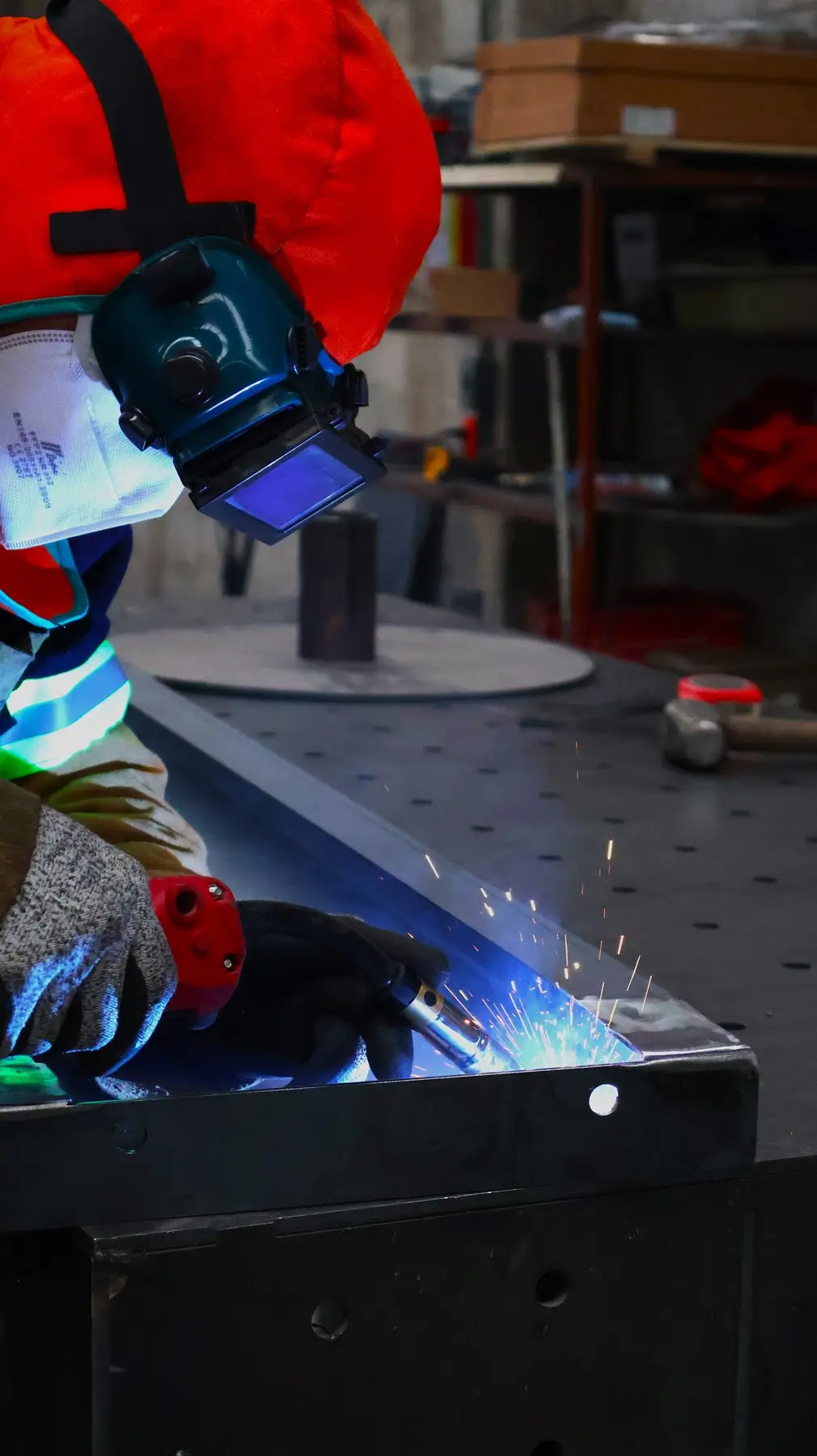 Soldadura de precisión en estructura metálica industrial — MMERQ
