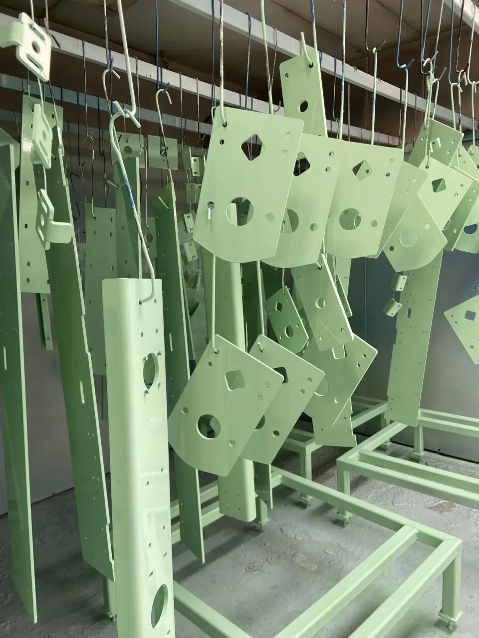 Lote de piezas metálicas con pintura electrostática en verde