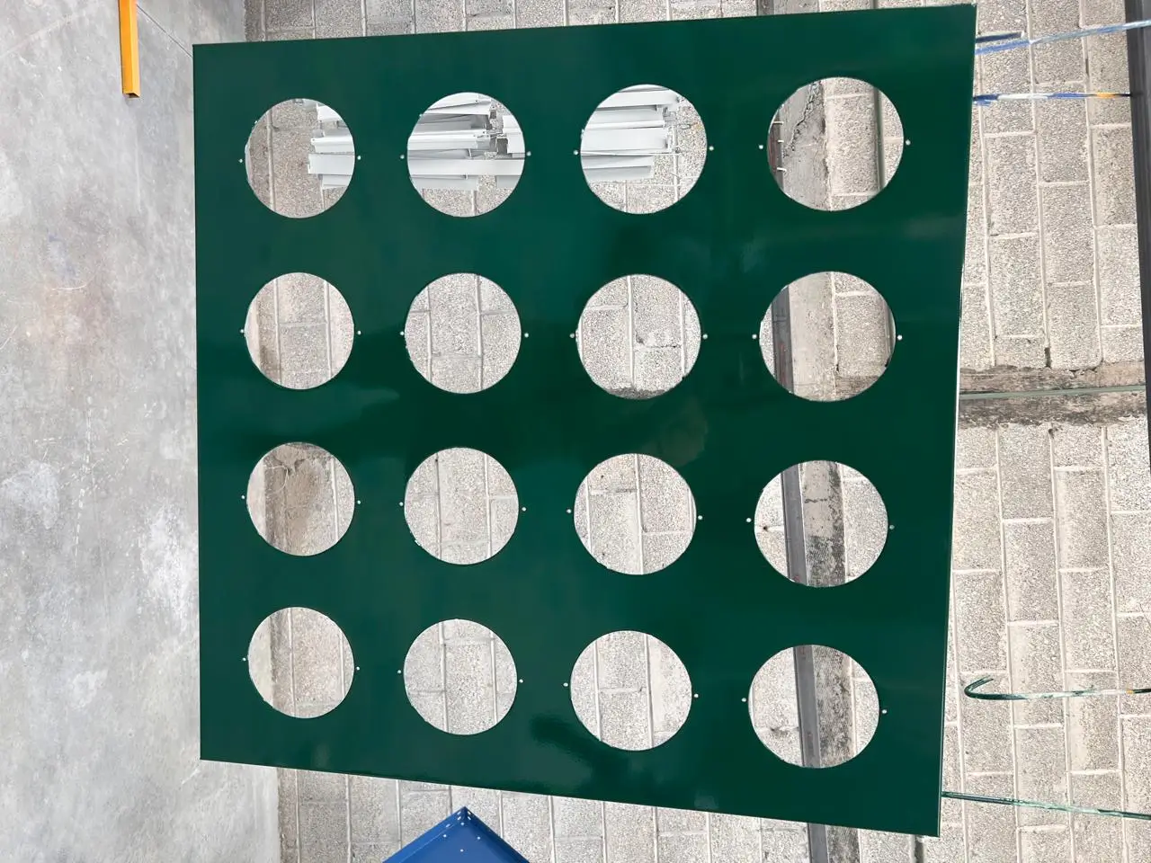 Piezas con pintura electrostática en distintas tonalidades