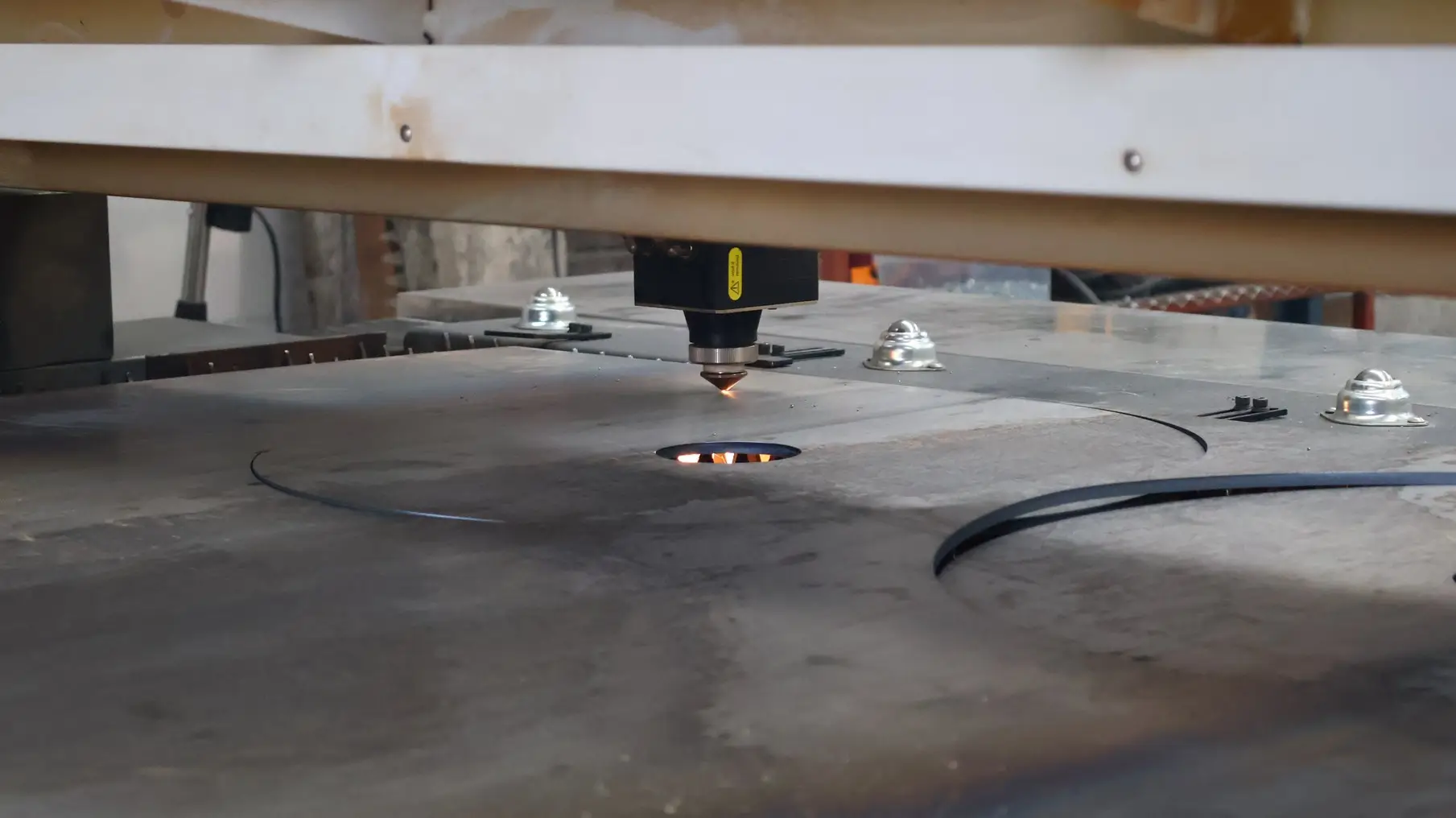 Corte láser CNC de piezas circulares metálicas