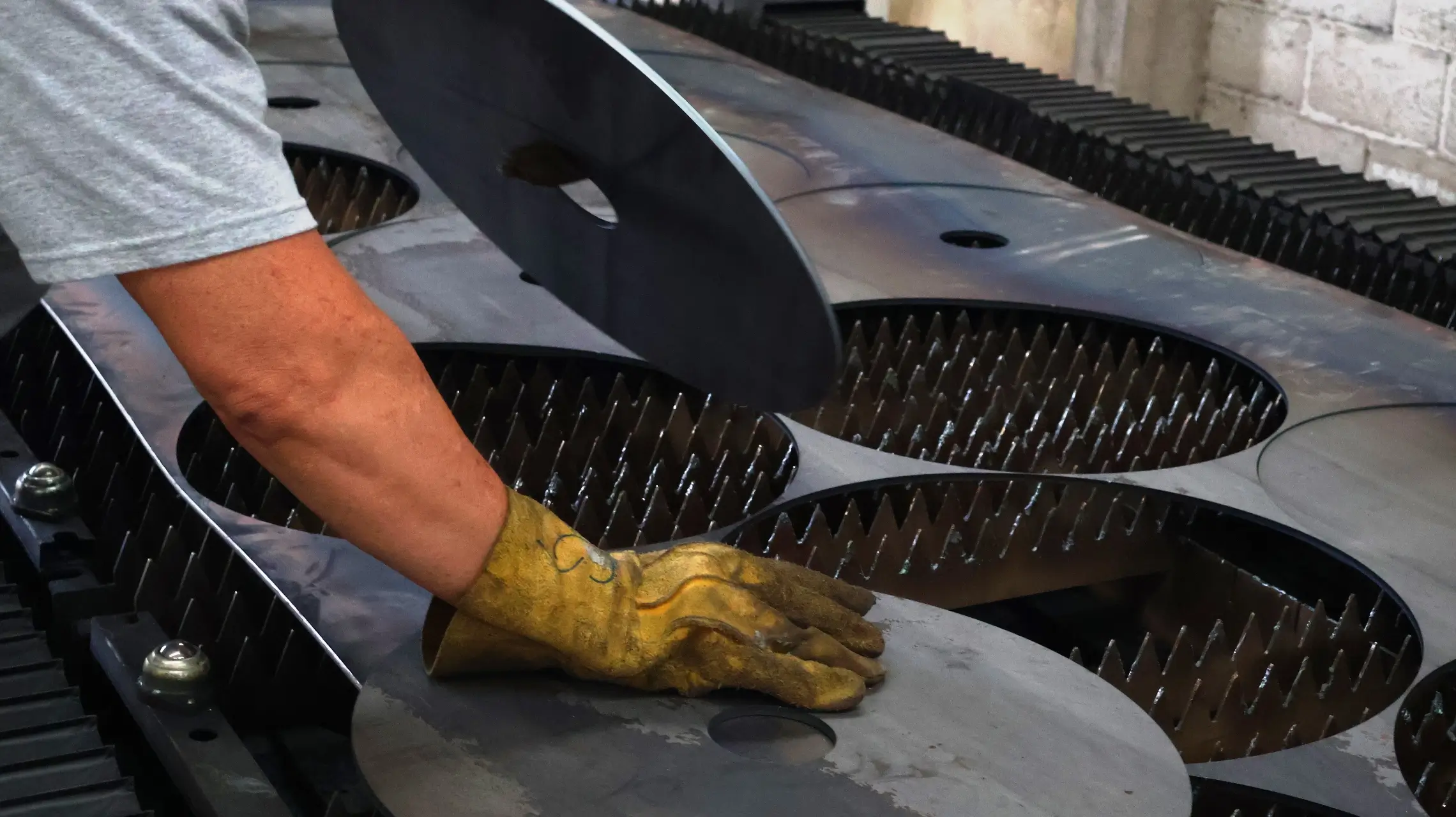 Cabezal de corte láser CNC cortando lámina de acero